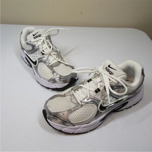 Nike V5 RNR White and Silver Athletic Shoes